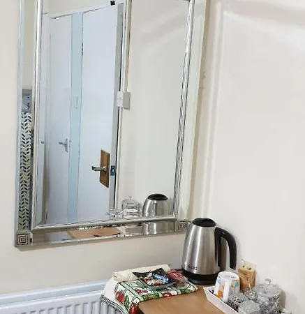 Nice And Clean Near Southmead Hospital Гостевой дом Бристоль